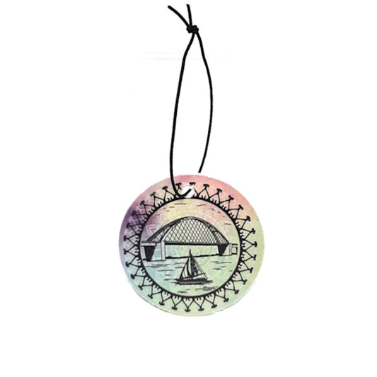 Beidseitig bedruckte Rückspiegel-Deko mit Fehmarnsundbrücke und Regenbogen-Farbverlauf - Lieblingsinsel Shop Fehmarn